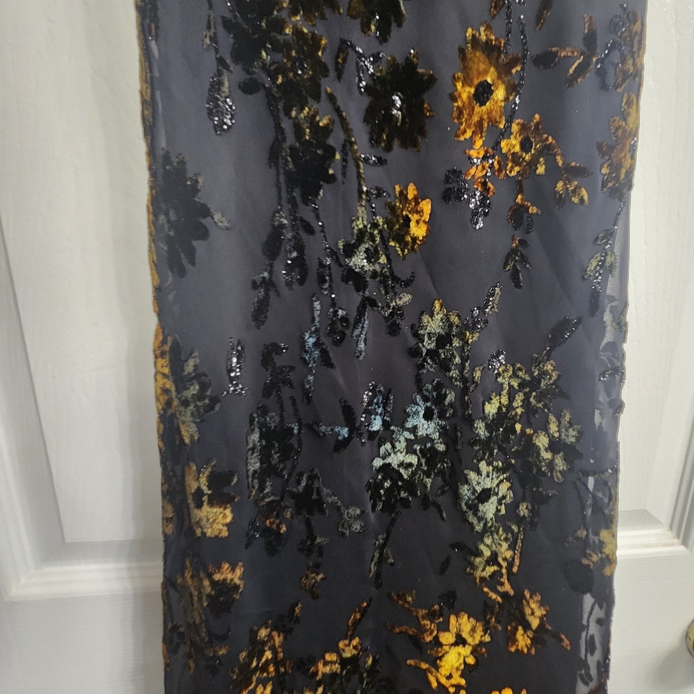 Chic Black and Yellow Dress with Vibrant Accents - Picture 2 of 5